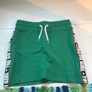  Kjol - En grön kjol kommer från LINDEX.Är i ett väldigt bra skick. Har använt den nåra gånger. Det är ett bra material. Köparen betalar frakt 66kr. 😀