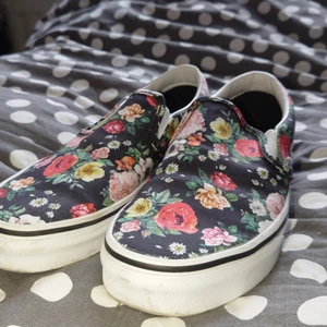 VANS Slip-in  - Använda en gång,  som nya.  Kommer från ett hem med katter. 