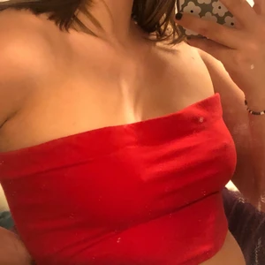 Tubtoppar i olika färger  - Alla passar bra på mig som är en M i tröjor men både den röda och gröna är L den vita är M 