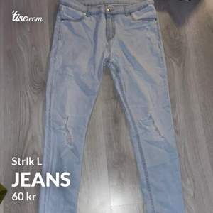 Jeans i storlek L men passar även M väldigt fina och har hål. Hör av er för fler bilder eller information. Kan även mötas upp i Göteborg ☺️