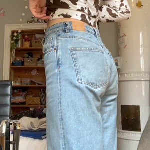 Jeans - Ett par populära jeans ifråns monki i modellen yoko. De går precis ned till marken på mig som är ca 170. De är lite slitna vid foten men absolut inget man tänker på. Storlek w30. Köparen står för frakt💕