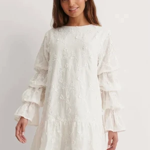 Studentklänning - Funderar på att sälja denna slutsålda klänning och jag får ett bra bud. Den är från nakd i storlek 36 och slutsåld just nu. Den är så fin men ska nog köpa en annan klänning. Lägg bud så avslutas eventuell budgivning om en vecka (nästa tisdag) vid bra bud - annars behåller jag den ☺️☺️☺️ startbud 300kr