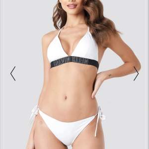 Bikini från Calvin Klein, köpt för ca 1000kr och är endast använd ett fåtal gånger då jag inte tycker att den passar mig. Annar supersnygg💗