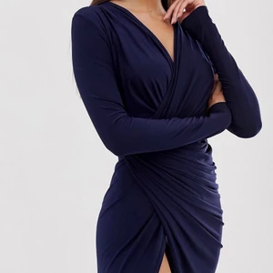 Oanvänd Marinblå Maxiklänning - •Aldrig tidigare använd •Storlek: 36 •Säljes pga för stor  •Jättefin lite mer åtsittande marinblå klänning med omlott och snurrad detalj  Har tyvärr ingen bild med klänningen på men de valda bilderna visar passformen och klänningens nuvarande skick. 