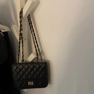 Väska - Säljer denna klassiska ur och Penn väska. Med justerbara band. Färgen har släppt lite på knäppningen där av priset. 