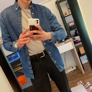 Marinblå tyg skjorta - Storlek S, endast några fåtal gånger använt, väldigt fint skick, perfekt till sommaren, tunn och slimåtsittande men som ändå sitter skönt mot kroppen:) perfekt till svala sommar