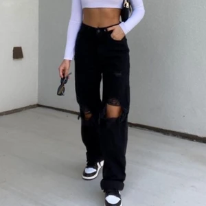 Jeans - Jeans från Bershka, slutsålda på sidan. Strl 32. Budgivning om flwr är intresserade annars 200kr inkl frakt💞💞💞💞(två lånade bilder)