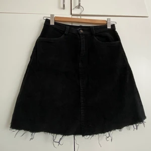 Svart kjol  - Bekväm kjol från brandy melville som används 1 gång. 