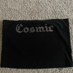 Svart bandeau topp med glitter sixe m/s - Sjukt gullig svart bandeau topp från Urban outfitters i storlek m! Jag har vanligt viss storlek xs/s i toppar, och denna passar perfekt på mig då den sitter tajt som man vill ha den. Skriv vid intresse och önskan utav fler bilder🥰 Kan mötas upp i stockholm