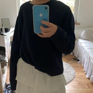 Sweatshirt - Säljer en marinblå sweatshirt från Ralph Laure som sitter lite oversize på mig som är en s i vanliga fall💞 Den är nästan helt oanvänd och och ser helt ny ut🥰 storlek XL i barnstorlek🤩 250kr + 66kr frakt❤️