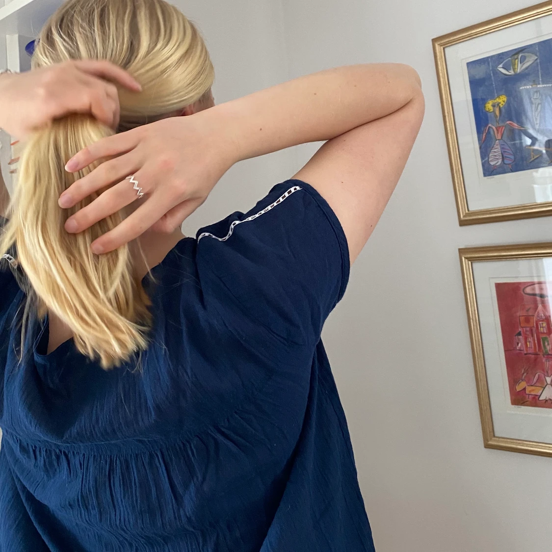Marinblå och vit blus från svea