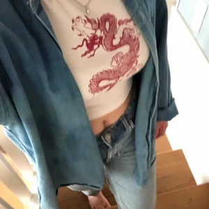 Topp med coolt tryck - Vit långarmad och croppad topp med coolt tryck💞✨Oanvänd så i fint skick!🦋