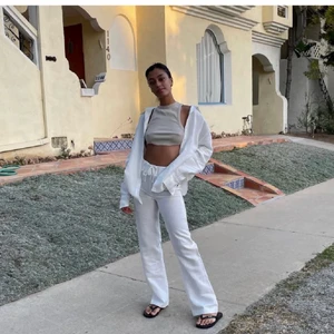 ADSGN VITA  - Säljer Alice linnebyxor vita i storlek xs! Helt oanvända och slutsålda. Köp direkt för 1000kr🥰