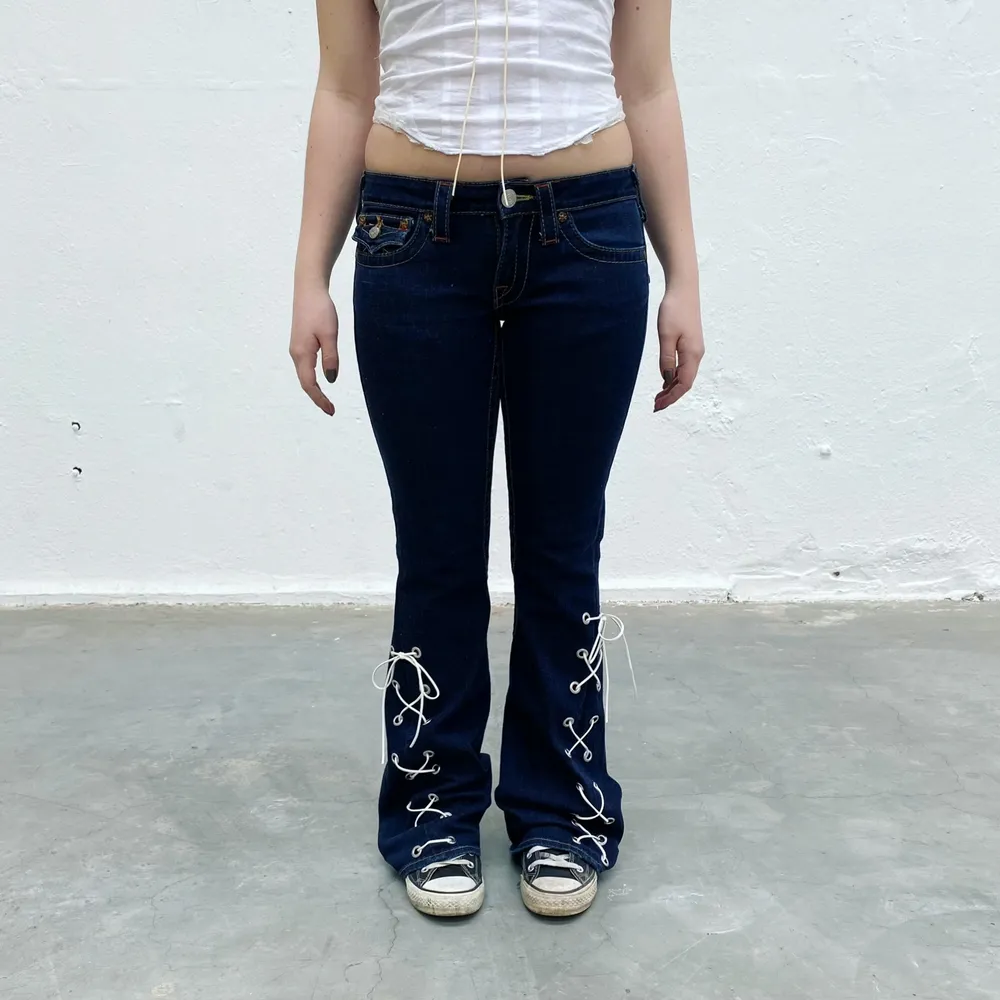 True Religion secondhand-jeans med vit snörning. Designade av Ezzie i samarbete med Ebba Martin. (Shipping only within Sweden). Jeans & Byxor.