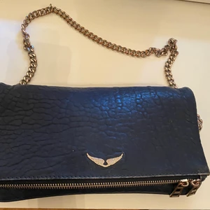 Zadig väska - Säljer min fina marinblåa Zadig väska, kommit till mycket användning men i nästan perfekt skick. Buda från 700kr köpt för 3000kr i zadigbutiken.💞