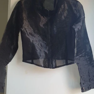 ?  - Genomskinlig blus/jacka, använd 2 gånger. 