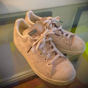 Ett par klassiska Stan Smith adidas-skor i beige mocka! :)) Köpta för: 1 000kr Säljer för: 100kr
