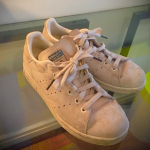 Stan Smith adidas-skor i beige mocka  - Ett par klassiska Stan Smith adidas-skor i beige mocka! :)) Köpta för: 1 000kr Säljer för: 100kr
