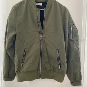 Bomberjacka  - Väl använd bomberjacka men i bra skick. Strl. 164 men passar på mig som är en M. Kan fraktas, köparen står för kostnaden.