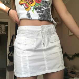 Vit lågmidjad kjol - Somrig vit lågmidjad kjol från Vero Moda 🤍 150kr inkl frakt eller budgivning i kommentarerna om flera visar intresse :) BUDGIVNING I KOMMENTARERNA AVSLUTAS ONSDAG❗️❗️