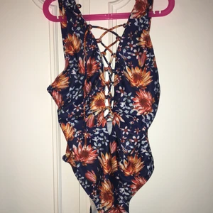 Baddräkt - Baddräkt men supersnygga mönster! Man kan knyta den i fram och den har en djup rygg. 70 kr inklusive frakt. Bud vid flera intresserade