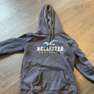 Hollister hoddie - Hollister hoddie köpt i USA väldigt fin och knappt använd i storlek S men passar M!💞