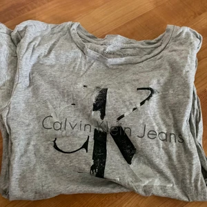 calvin klein t-shirt  - snygg milerad t-shirt från calvin klein, köpt för 300kr säljs för 99kr plus frakt (pris kan diskuteras)