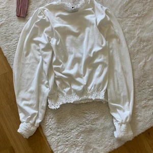 Skimrig tröja - Fin vit topp med lite skimmer i sig. Använd 1 gång