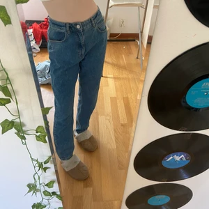 Snygga ”mom-jeans”  - Snygga mörkblåa jeans från ASOS. Använder tyvärr inte. Storlek 28. Pris 130+frakt🥰
