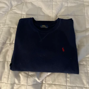 Ralph Lauren Tröja - Säljer en tjocktröja från Ralph Lauren då den inte kommer till användning. Fick den av min bror när den blev för lite för honom så den är lite större i storleken. Funkar som en stor S men också som M. Kontakta för fler bilder. Pris går att diskutera så jag vill sälja den så fort som möjligt. ✨