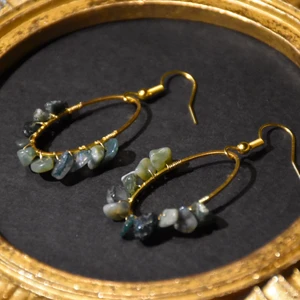 Örhängen kristall  - Örhängen i guldig metall med äkta mossagat. Krokarna är nickelfria. 