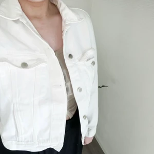 Jeansjacka - Vit jeansjacka! Aldrig använt, inga fläckar. 