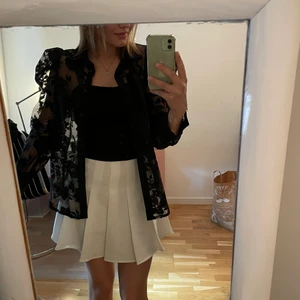 Blommig blus - Så fin svart blommig blus! Den har lite puff ärmar vilket man kan se på bilden. Perfekt till fest eller när som helst! Köpt på Gina och endast använd en gång, fint skick! Storlek är 36. Frakt ingår inte!