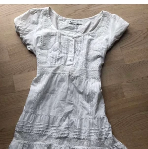 Fin vit klänning  - !LÄGGER UPP IGEN! Säljer en fin klänning för 50kr☺️ den är förkort för mig som är 166💗hör av dig om du har några frågor