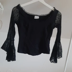 Svart topp med utsvängda armar - Supersöt figursydd svart topp med utsvängda armar. Köpt här på plick men den används inte så mycket som jag trodde :)