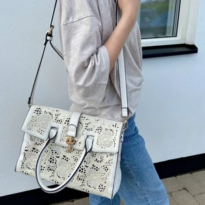 Vit axelremsväska - Säljer min vita väska köpt i Italien🤍 Använd med mindre slitningar (kan skicka bilder på DM)!