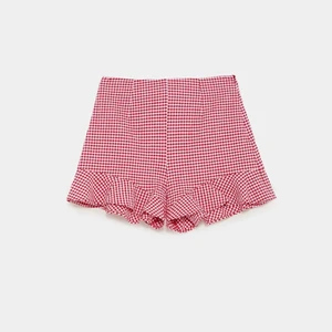Rutiga shorts zara - Säljer dessa shorts få dem blivit för små , älskar annars modellen på dem💓 hör av dig vid intresse
