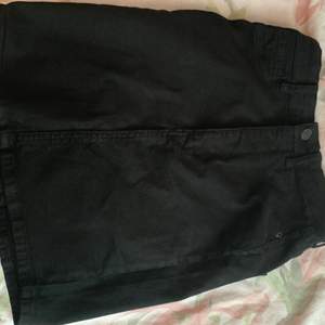 En Jeans kjol i svart från Gina! säljer denna eftersom den inte direkt är min stil längre! Köpte den förra sommaren för över 100kr men säljer den mycket billigt!