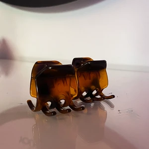 2 små hårklämmor  - 2 st små hårklämmor som inte kommer till användning❣️ 2 st för 30kr + frakt, 1 st för 15 kr + frakt🧸