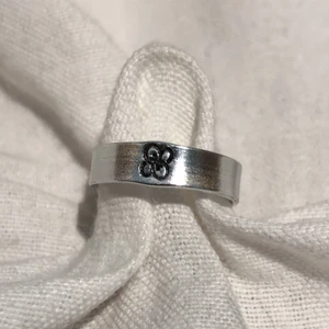 ~Mira~ - Mira är en fin silvrig ring med en liten blomma på. Själv  är denna min favorit. Mira passar bra till mycket. 50kr med frakt 