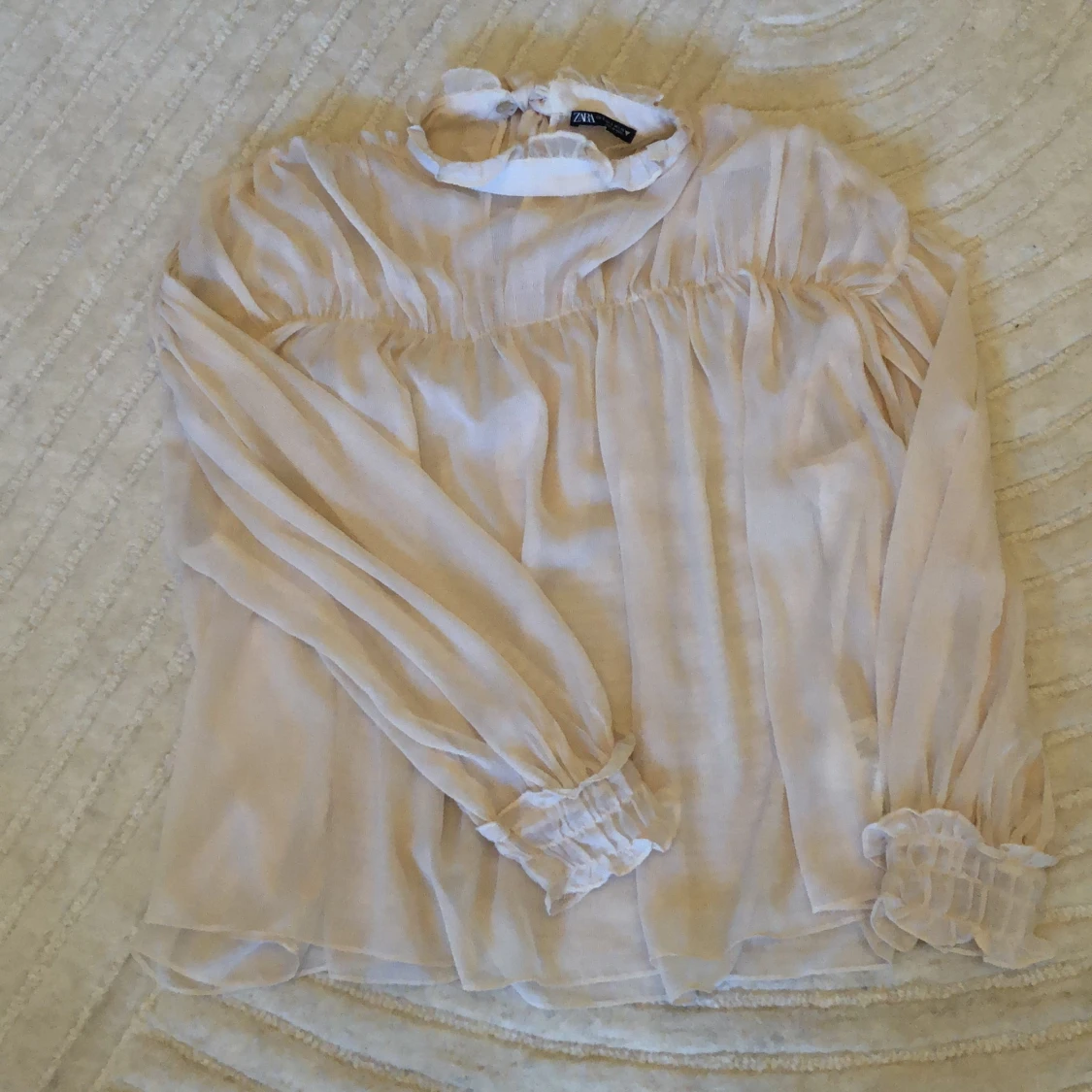 Puderfärgad blus m knytband i nacken