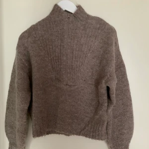 Beige stickad tröja - En beige stickad tröja från Weekday. Dragkedja fram. Köpt för ca 2 år sedan. Aldrig använd! Perfekt nu till lite svalare sommarkvällar😍
