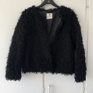 Jacka Floof - I bra skick och snygg till klänning