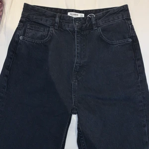 Jeans, pull&bear - Ett par skitsnygga svarta, raka jeans från pull&bear. Helt oanvända,  lappar kvar, NYSKICK. Jättefin slits nertill, se bild nmr 3. Säljs då dom tyvärr är försmå. Fraktkostnad tillkommer. 
