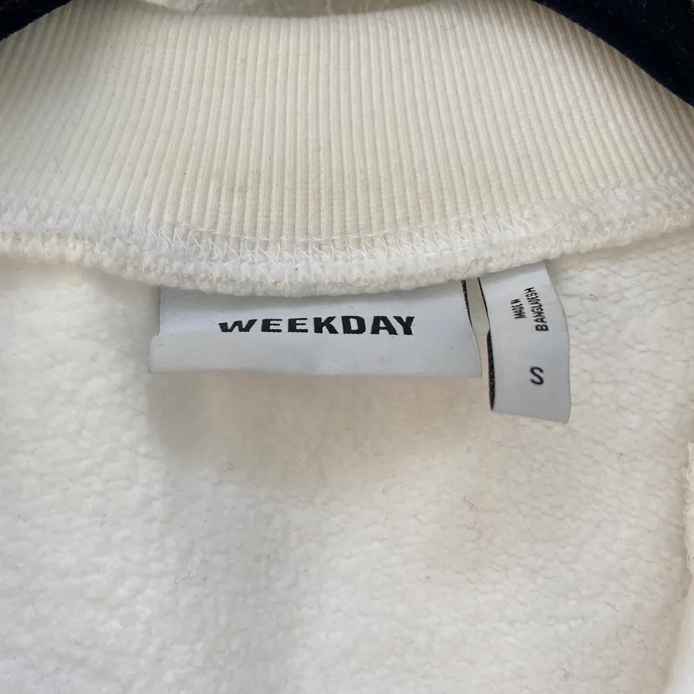 En vit sweatshirt från weekday men detalj med dragkedja! Supper Fin🤩 stolek S men passar också M. Köparen står för frakt. Tröjor & Koftor.