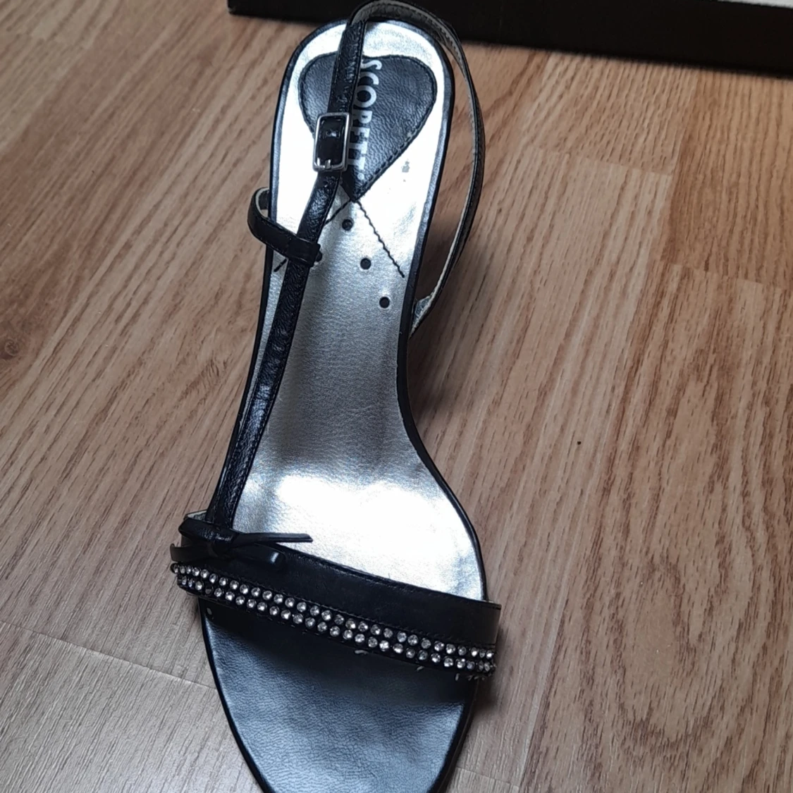 Silvriga och svarta småklackskor med pärlor. - 91