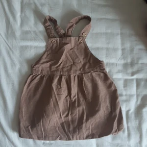 En hängselkjol ifrån H&M - Skaffade den förra året men är bara använd 2-3 ggr. Är i ett bra skick bara lite skrynklig. Man kan ändra storlek på banden då det är två olika knappar man kan välja mellan.