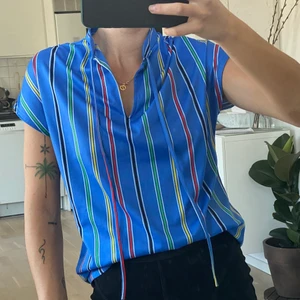 Randiga t-shirts i satin - Storlek S 