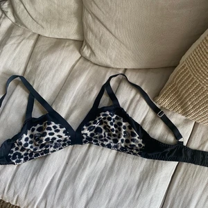 Bikini - Bikiniöverdel i storlek 38, dock liten i storlek. Budgivning om flera är intresserade. Köparen står för frakten. 