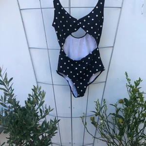 Baddräkt från Monki med cutout på framsidan - Baddräkt, Monki!!! Står ingen storlek men passar mig som storlek S